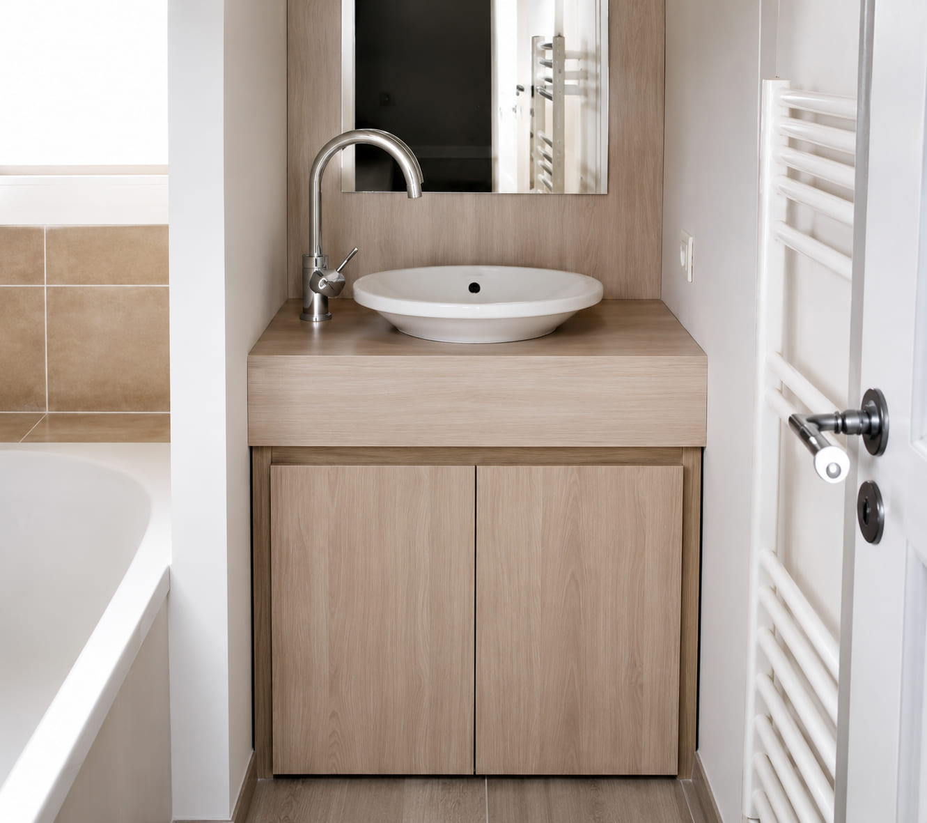 Compact wooden bathroom vanity unit with vessel basin