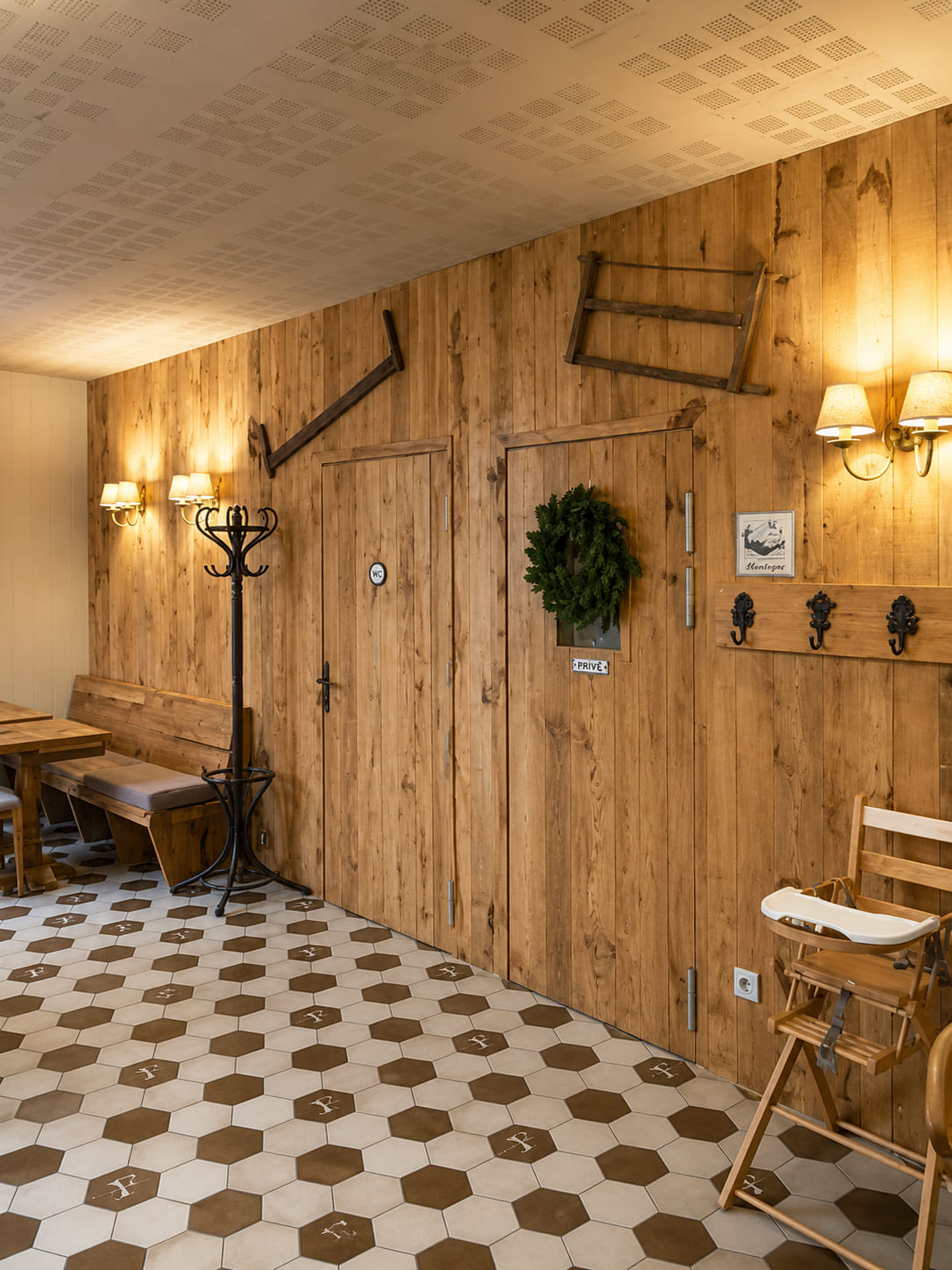 Mobilier de bar și restaurant realizat de Deco Meuble