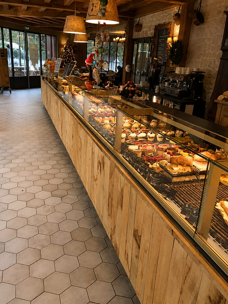 Tejghea lungă de patiserie placată cu lemn, cu vitrină de prăjituri