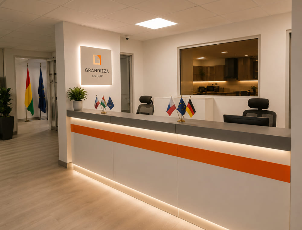 Tejghea largă de recepție de birou în alb, cu dungă portocalie incrustată și iluminare LED inferioară