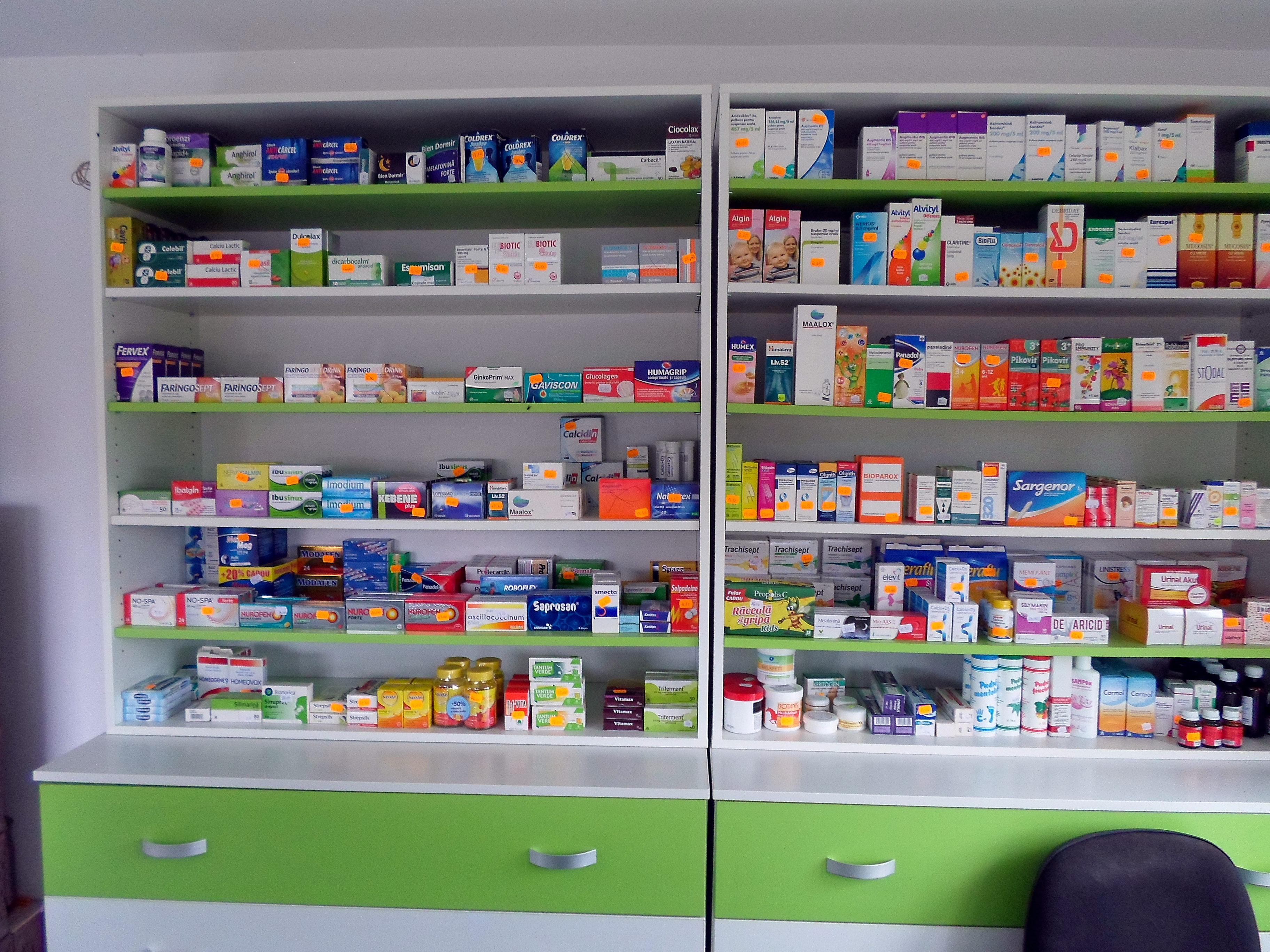 Rafturi și tejghea de farmacie finisate în alb și verde